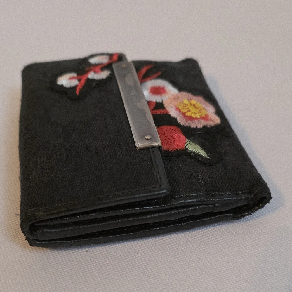 Gucci Black Compact Monogram Rehabbed Wallet With Floral Embroidered Patches - Picture 4 of 15